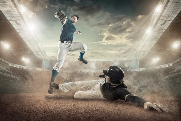 Hráči baseballu v akci — Stock fotografie