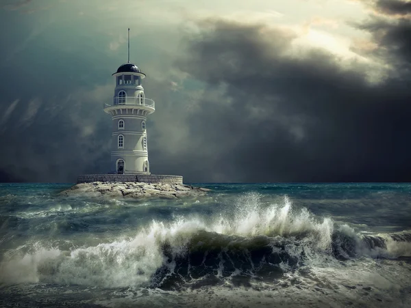 Faro en el mar bajo el cielo — Foto de Stock