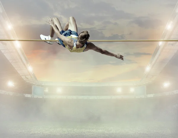 Спортсмен в дії високого стрибка — стокове фото