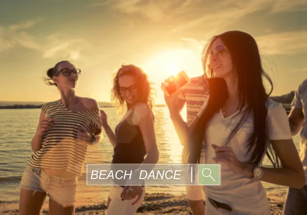 Amici Divertente Danza Sulla Spiaggia Sotto Luce Del Sole Del — Foto Stock