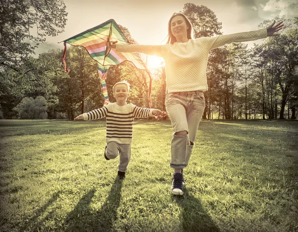 Bambino e madre che giocano con l'aquilone — Foto Stock