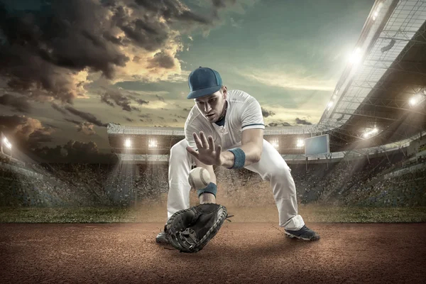 Hráč baseballu v akci — Stock fotografie