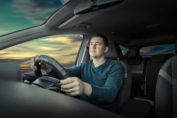 Hombre conduciendo un coche. —  Fotos de Stock