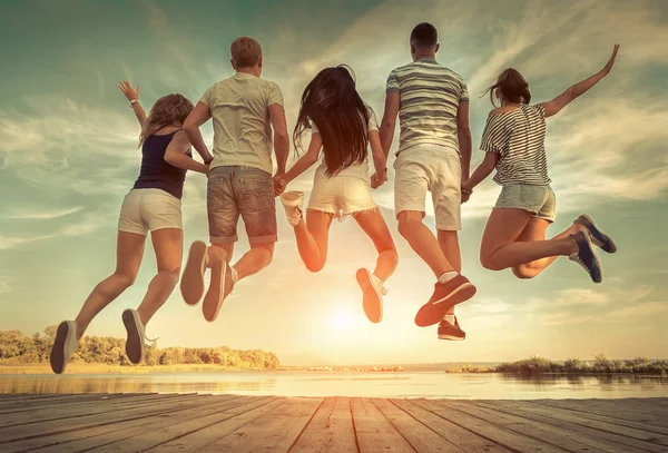 Groupe Amis Sautant Sur Jetée Sous Soleil — Photo