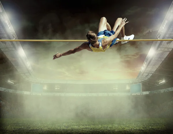 Спортсмен в дії високого стрибка — стокове фото
