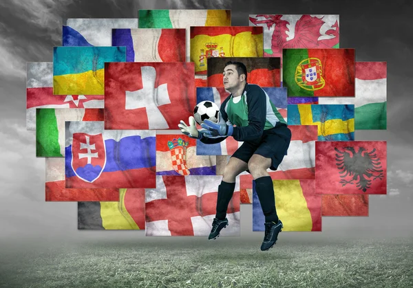 Ποδοσφαιριστής σε φόντο σημαίες — Φωτογραφία Αρχείου