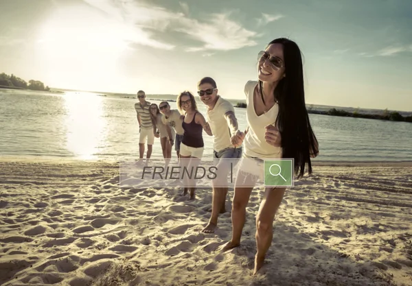 Amigos diversão na praia — Fotografia de Stock