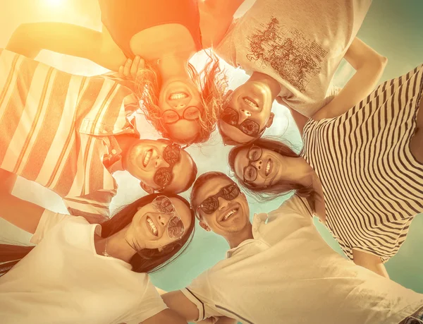 Gruppe Von Freunden Strand Unter Sonnenlicht — Stockfoto