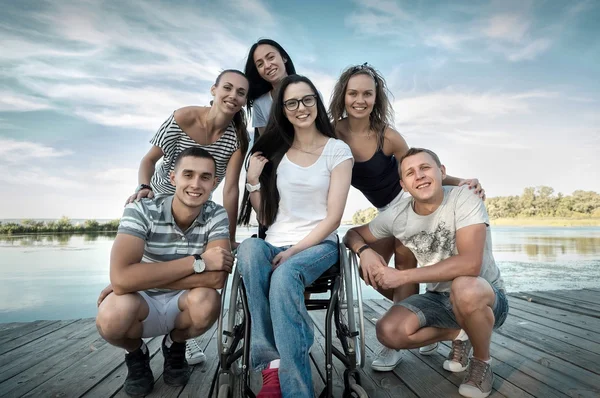 Happines Grupp Friedns Träpiren — Stockfoto