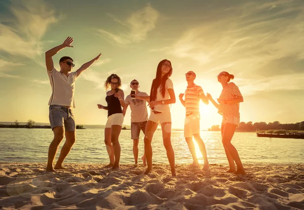 Venner sjov dans på stranden - Stock-foto