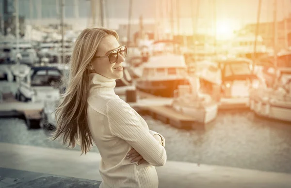 Ritratto donna sullo sfondo yacht — Foto Stock