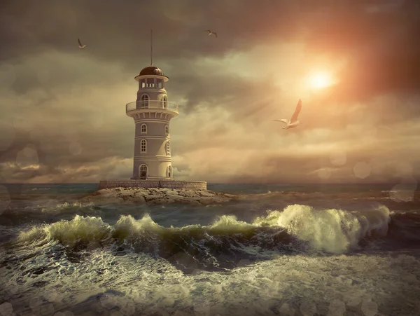 Vuurtoren op de zee onder hemel — Stockfoto