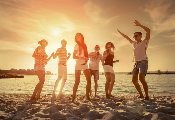 Venner sjov dans på stranden - Stock-foto