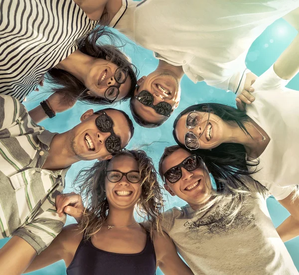 Grupa Przyjaciół Plaży Świetle Słonecznym — Zdjęcie stockowe