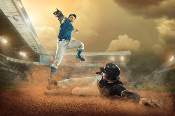 Jogadores de beisebol em ação — Fotografia de Stock