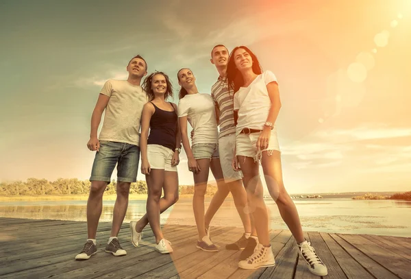 Grupo Amigos Felices Bajo Luz Del Sol — Foto de Stock