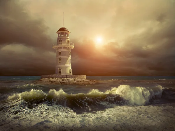 Faro sul mare sotto il cielo — Foto Stock