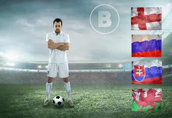 Jogador de futebol ficar em campo . — Fotografia de Stock