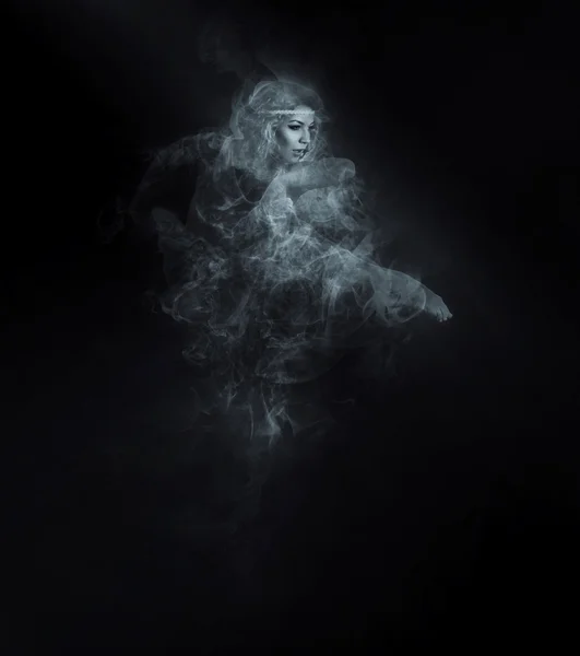 Danseuse de fumée sur fond sombre — Photo