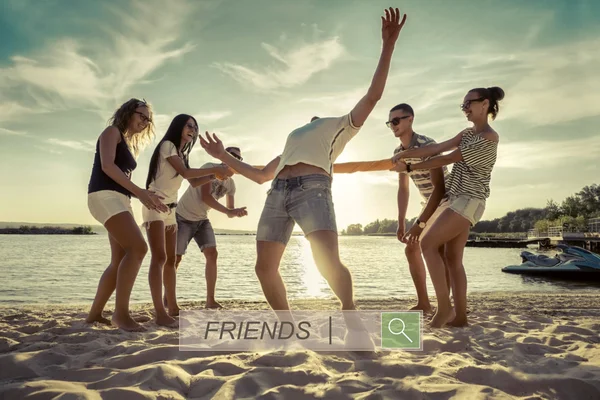 Przyjaciele Zabawna Gra Plaży Świetle Słońca — Zdjęcie stockowe
