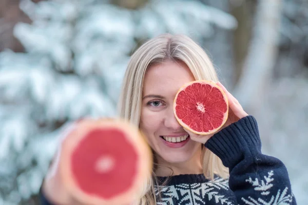 Hembra con ojo de pomelo —  Fotos de Stock