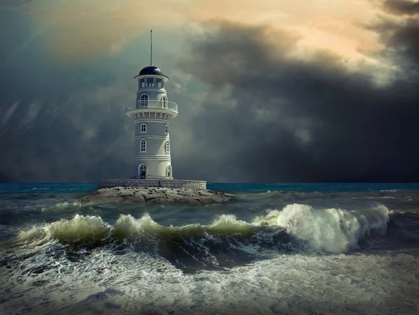 Deniz gökyüzü altında deniz feneri — Stok fotoğraf