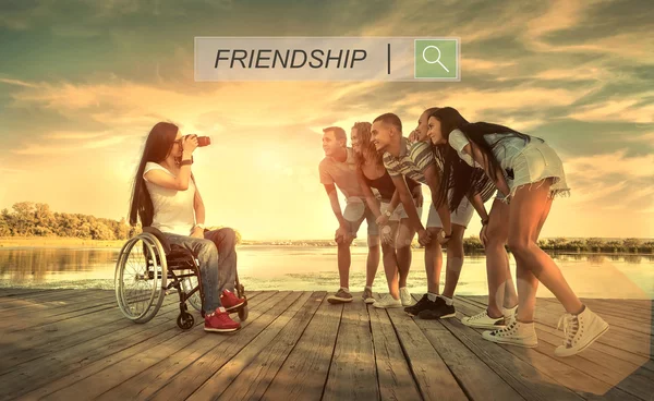Engelli Kadın Fotoğrafçı Gün Işığında Arkadaşlarını Vuruyor Stok Fotoğraf