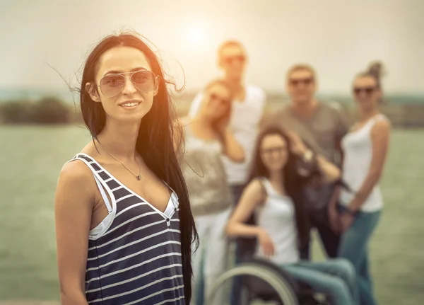 Les Jeunes Sur Quai Avec Eux Ami Handicapé Images De Stock Libres De Droits