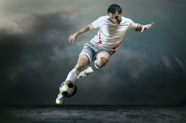 Futbol oyuncu topu ile