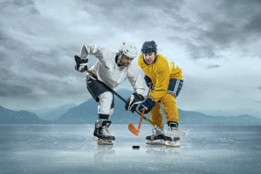 on Ice buz hokeyi oyuncuları