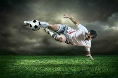 Futbol oyuncu topu ile
