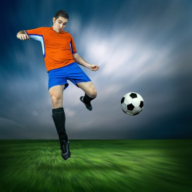 Futbol oyuncu topu ile