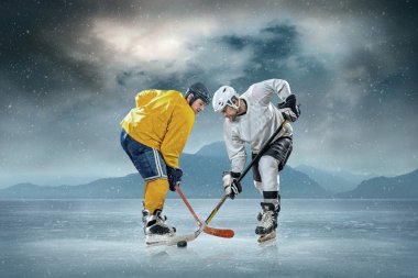 on Ice buz hokeyi oyuncuları