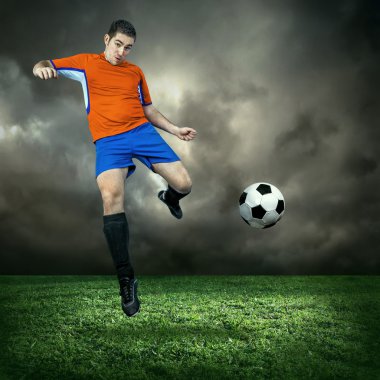 Futbol oyuncu topu ile