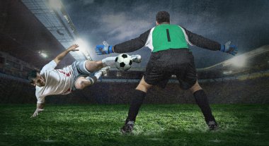 iki futbol oyuncu topu ile