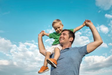 Baba üzerinde oturan oğlu