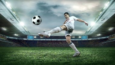 Futbol oyuncu topu ile