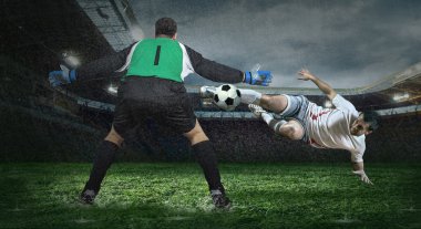 İki futbolcu iş başında