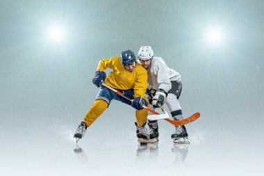 on Ice buz hokeyi oyuncuları