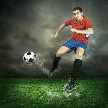 Futbol oyuncu topu ile