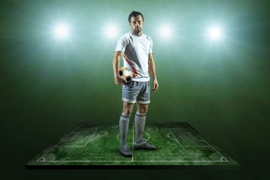 futbolcu topa grunge futbol sahası ile.