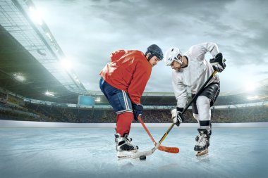 on Ice buz hokeyi oyuncuları