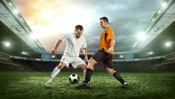 Zwei Fußballspieler mit Ball — Stockfoto
