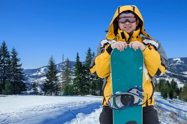 Uomo in maschera con snowboard — Foto Stock