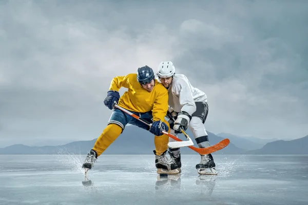 Хоккеисты на льду — стоковое фото