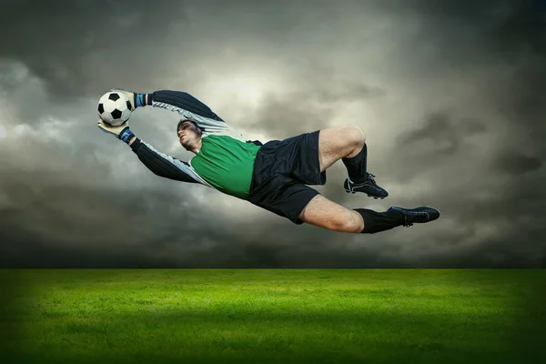 Goleiro de futebol em ação — Fotografia de Stock