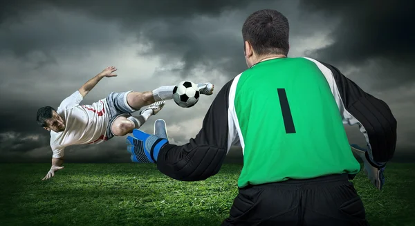 Dos jugadores de fútbol en acción — Foto de Stock