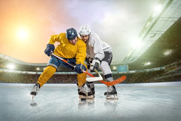 Ice hockeyspelers op ijs — Stockfoto