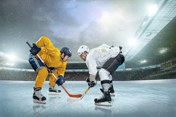 Ishockeyspelare på is — Stockfoto