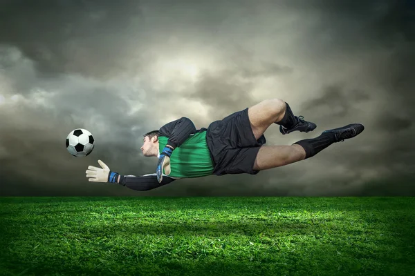 Jogador de futebol com bola — Fotografia de Stock